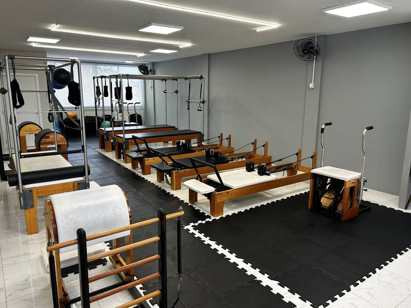 Sala de pilates do DUE Studio com aparelhos