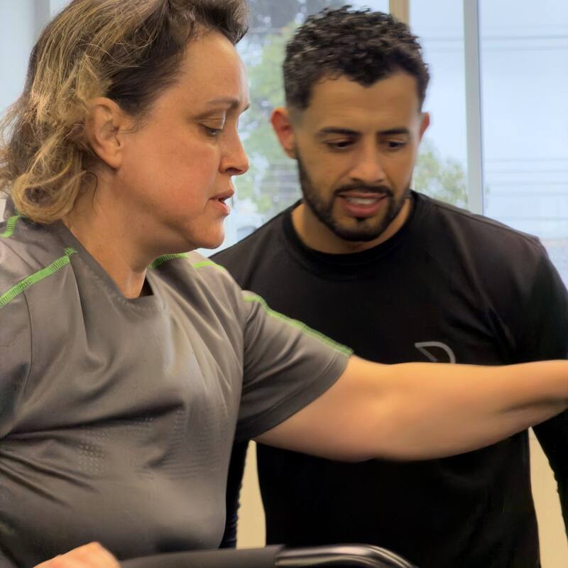 Avaliação de movimento da aluna com o professor